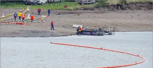  ?? JEFF MCINTOSH/ CP ?? Efforts to clean up the hydrocarbo­ns in the Gleniffer reservoir near Sundre began Friday. The area around Sundre is considered to be pristine wilderness.