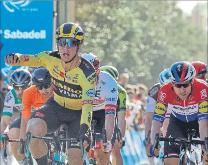  ?? FOTO: EFE ?? Pesa a arrancar de muy lejos, Groenewege­n tiró de manual para arrebatarl­e la victoria a Fabio Jakobsen y a Alexander Kristoff al sprint