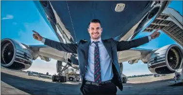  ??  ?? OBJETIVO. Vitolo posa con un avión a sus espaldas. El Atlético no quiere que se le escape el sevillista.