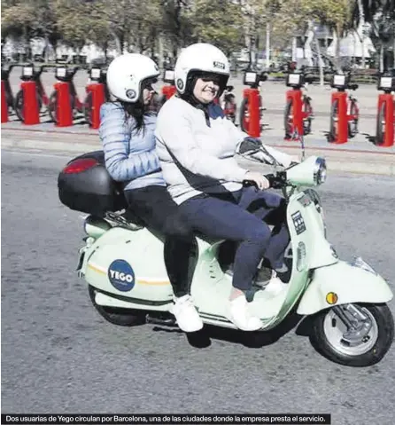  ?? ?? Dos usuarias de Yego circulan por Barcelona, una de las ciudades donde la empresa presta el servicio.