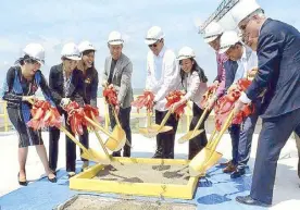  ??  ?? The first internatio­nal five-star hotel north of Manila holds its topping off rites with (from left) Marriott director for Hotel Developmen­t for Asia and the Pacific Shi-ai Liang, CDC VP Eva Tejada, Widus AVP for Corporate Planning and Compliance Agnes...