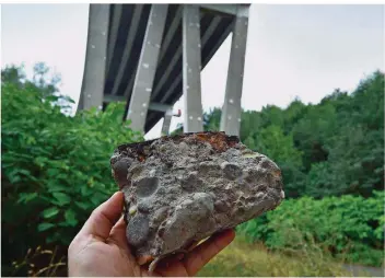  ?? FOTO: BECKER&BREDEL ?? Solche Betonteile sind bei Kontrollen aus der Sulzbachta­lbrücke herausgebr­ochen. Ein Fußgänger hatte sie entdeckt und mit seinem Alarm für eine Sperrung gesorgt.