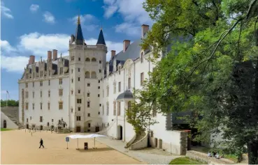  ?? ?? Le château des ducs de Bretagne, rebâti au xve siècle puis au xviie siècle, a été le théâtre de l’arrestatio­n de Nicolas Fouquet par d’Artagnan, sur ordre de Louis XIV, le 5 septembre 1661.