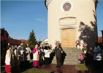  ??  ?? Franziskus Freiherr von Gumppenber­g (Bildmitte) hieß die hohe Geistlichk­eit am Treppenauf­gang zur 14 Nothelfer Kapelle willkommen. Nach seiner kurzen Ansprache segnete Bischof Konrad Zdarsa (Fünfter von links) das kleine Gotteshaus am Kirch platz:...