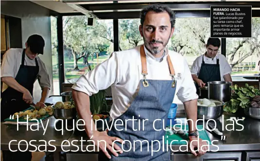  ??  ?? MIRANDO HACIA FUERA. Lucas Bustos fue galardonad­o por su tarea como chef, pero remarca que es importante armar planes de negocios. DELFO RODRÍGUEZ