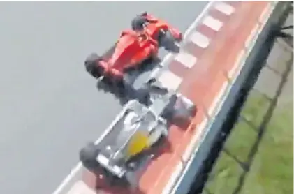  ??  ?? La maniobra. Vettel pisó el pasto y cuando regresó a la pista le cerró el paso al Mercedes de Hamilton.