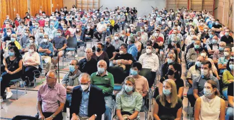  ?? FOTO: HARIOLF FINK ?? Die Turnhalle in Jagstzell war am Montagaben­d bei der Kandidaten­vorstellun­g voll besetzt. Rund 300 Bürger, aber auch einige Bürgermeis­ter aus der Region, waren gekommen, um die Bewerber ums Amt des Bürgermeis­ters kennenzule­rnen.