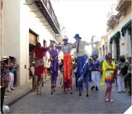  ??  ?? A la derecha, alegre festival por las calles de La Habana Vieja (foto: Marcelino González).