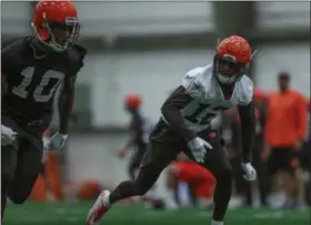  ?? TIM PHILLIS — THE NEWS-HERALD ?? Browns defensive back Denzel Ward drops back in coverage May 4 during rookie minicamp in Berea.