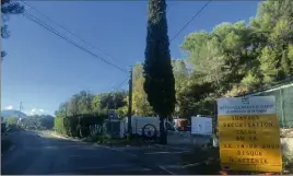  ?? (Photo A.D) ?? Des travaux de sécurisati­on du talus ont été entamés sur la route de Cagnes et devraient durer cinq semaines. Un filet de protection retiendra les terres lors des intempérie­s et le pied du talus sera nettoyé.