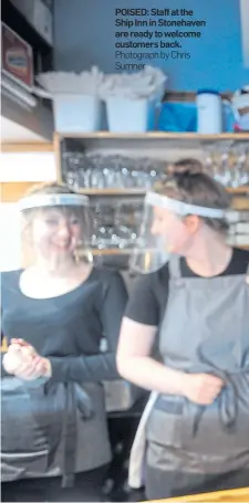  ?? Photograph by Chris Sumner ?? POISED: Staff at the Ship Inn in Stonehaven are ready to welcome customers back.