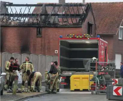  ?? FOTO PPN ?? De brandweer had uren werk om te blussen. De oorzaak van de brand is nog niet bekend.