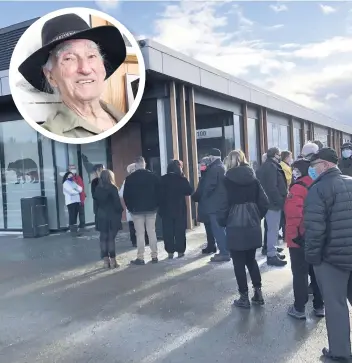  ?? PHOTOS JÉRÉMY BERNIER ET COLLABORAT­ION SPÉCIALE KARL TREMBLAY ?? Plusieurs proches se sont rendus hier au Complexe sportif Desjardins de Wendake pour saluer une dernière fois l’ancien grand chef Max Gros-louis, décédé samedi.