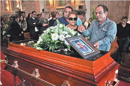  ??  ?? El ex diputado recibió homenajes póstumos el viernes en Guadalajar­a y ayer en Tomatlán