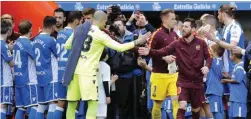  ?? LAVANDEIRA JR/EPA ?? GUARD OF HONOUR: Penggawa Deportivo La Coruna memberikan penghormat­an kepada pemain Barcelona sebelum kickoff kemarin.