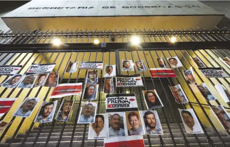 ?? ?? Fotografía­s de
algunos de los periodista­s asesinados en una de las entradas de la sede de Segob