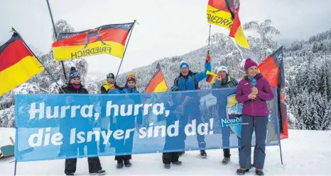  ?? FOTO: ULI MUTSCHELLE­R ?? Der Fanclub Moch mit dem großen Banner am Schlussans­tieg der Tour de Ski.