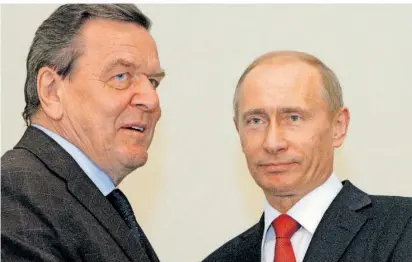  ?? ARCHIVFOTO: DMITRY LOVETSKY/AP ?? Ex-Bundeskanz­ler Gerhard Schröder (links) hält auch nach dem Angriff in der Ukraine an Russlands Präsident Wladimir Putin fest.