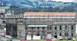  ?? PHOTO: PETER MCINTOSH ?? Work in progress . . . Scaffoldin­g surrounds the Loan and Mercantile building on Tuesday.