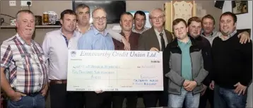  ??  ?? In Breen’s of The Dirr, the Taghmon Horse and Pony Racing Club presented a cheque of €2200 to Joe Costello for Wexford Hospice Homecare.