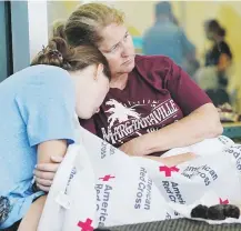  ?? ap / lynne sladky ?? Jennifer Carr, a la derecha, y su hija esperaban ayer noticias en un centro de reunificac­ión familiar en el área de Surfside en Miami. Carr y su familia fueron evacuadas de un edificio cercano.