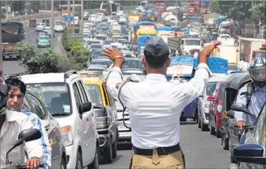  ?? MAHENDRA PARIKH/HT ?? A policeman diverts traffic from the middle lane of the south-bound side of the Dindoshi flyover, a portion of which caved in.