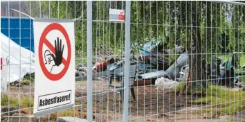  ?? Foto: Michael Lindner ?? Dass der Zutritt wegen asbestbela­stetem Material untersagt ist, macht dieses Verbotssch­ild deutlich.