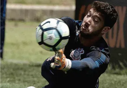  ?? Daniel Augusto Jr./Ag. Corinthian­s/Divulgação ?? O goleiro Caíque França, de 22 anos, salta para fazer a defesa em treinament­o do Corinthian­s no CT do Parque Ecológico; o promissor arqueiro ganha chance devido à convocação de Cássio e à lesão de Walter