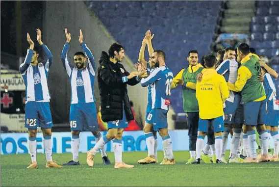  ?? FOTO: M. MONTILLA ?? Los jugadores del Espanyol, celebrando con la afición un triunfo en Cornellà-El Prat. La llegada de Rubi ha supuesto un cambio de registro respecto al fútbol de la pasada campaña