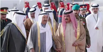  ??  ?? Bahraini King Hamad bin Isa Al Khalifa welcomes His Highness the Amir Sheikh Sabah Al-Ahmad Al-Jaber AlSabah upon his arrival to Manama.