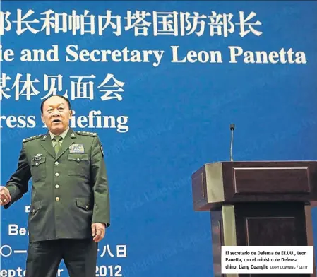  ?? LARRY DOWNING / GETTY ?? El secretario de Defensa de EE.UU., Leon Panetta, con el ministro de Defensa chino, Liang Guanglie