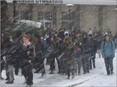  ?? PETE BANNAN - DIGITAL FIRST MEDIA ?? Haverford High School students seek shelter from the storm as a pre-Thanksgivi­ng snow battered the region Thursday, causing schools to dismiss classes early.