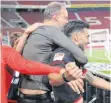  ?? FOTO: IMAGO IMAGES ?? Achtung, der VfB-Trainer kommt: Pellegrino Matarazzo drückt Nicolas González.