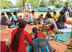  ?? Foto: Karola Wood ?? Sommerpick­nick bei Rewa. Diese Einrichtun­g bietet Frühförder­ung für Kinder in La dakh. Unterstütz­ung bekommt sie vom Günzburger Verein Ladakh Hilfe mit seiner Vorsitzend­en Karola Wood.