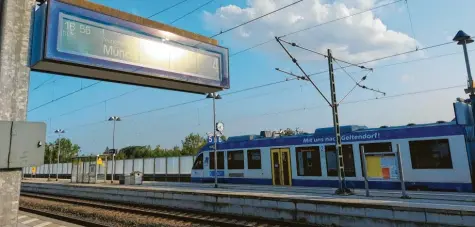  ?? Foto: Gönül Frey ?? Haben die blau‰weißen Züge der Ammerseeba­hn künftig noch in Mering direkten Anschluss nach München? Darüber wird gerade schwer verhandelt.