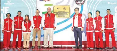  ??  ?? AYALA Land, Inc. managing director John Philip Orbeta (fifth from left) and PATAFA president Philip Ella Juico (fourth from right) pose with the country’s top track and field athletes and other officials during the unveiling of the new home and...