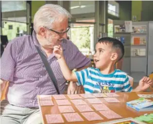  ?? SIEIRA // TANIA ?? Mari Carmen y Mariano disfrutan, con sus nietos Zoe y Oliver, del campamento intergener­acional organizado por la asociación de mayores Acumafu (Fuenlabrad­a)