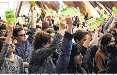  ??  ?? Abstimmung bei den Jungen Grünen: Zumindest auf Länder-Ebene versucht die Partei den Nachwuchs gewogen zu halten