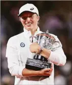  ?? Ryan Pierse / Getty Images ?? Iga Swiatek celebrates after defeating Coco Gauff in their French Open final Saturday.