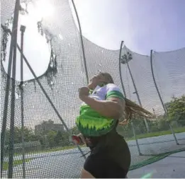  ?? FOTO EDWIN BUSTAMANTE ?? Pese al deterioro del estadio Alfonso Galvis Duque de Medellín, los deportista­s siguen entrenando sagradamen­te en él. Es urgente que el Inder le dé una mano.