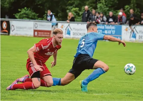  ?? Foto: Oliver Reiser ?? Mit Haken und Ösen wurde im Spitzenspi­el zwischen dem SV Cosmos Aystetten und dem SV Mering gekämpft. Tore fielen zwar keine, aber die Spieler immer mal wieder auf den grünen Rasen. Hier befinden sich Markus Gärtner und Emre Kurt im Sturzflug.