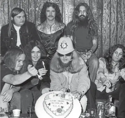  ?? GETTY/AP ?? Lynyrd Skynyrd in 1975, with guitarist Ed King at top left, and Ronnie Van Zant, co-writer of Sweet Home Alabama, bottom left. Above right, King in 2006 at the band’s induction into the Rock and Roll Hall of Fame.