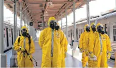  ?? FOTO: LEO CORREA/DPA ?? Soldaten desinfizie­ren Züge in Rio de Janeiro: Die brasiliani­sche Stadt ergreift eigene Maßnahmen gegen das Coronaviru­s.