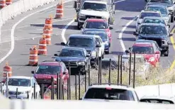  ?? JOE BURBANK/ORLANDO SENTINEL ?? Westbound traffic comes to a standstill approachin­g the merging point to one lane near the Colonial Drive on-ramp on Interstate 4 in Orlando.