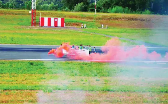  ?? COVITE ?? Dos asociacion­es abertzales organizaro­n ayer un bloqueo en carreteras del País Vasco francés que se trasladó también al aeropuerto de Biarritz