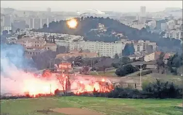  ??  ?? Imagen del fuego provocado por los ultras del Marsella ayer, cuando tomaron la Ciudad Deportiva.