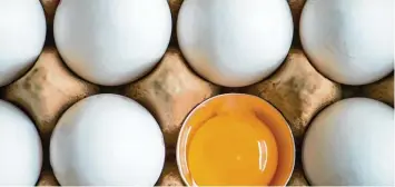  ?? Foto: Armin Weigel, dpa ?? Im Jahr 2014 waren über die niederbaye­rische Firma Bayern Ei mit Salmonelle­n verseuchte Eier in Umlauf gebracht worden. Eu ropaweit erkrankten Menschen, mindestens eine Person starb.