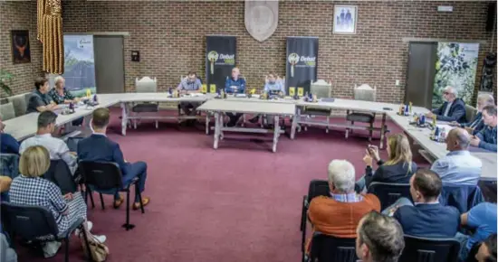  ?? FOTO BOUMEDIENE BELBACHIR ?? Links Veerle Remans (CD&amp;V) en Ann Schrijvers (Nieuw ZVP). Rechts aan tafel Ward Lambrechts (WARD), Raymond Thijs (Burgerzu) en Pascal Hermans (Vlaams Belang).