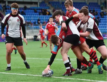  ?? MATT BROWNE/ SPORTSFILE ?? Catholic University School’s Barry Mangan scores a try during his side’s Vinnie Murray Cup first round win over Gormanstow­n College yesterday