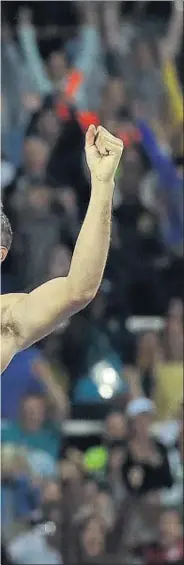  ?? MATT DUNHAM / AP ?? En el aire. Thiago da Silva sobrepasa el listón en 6,03 m para superar al francés Lavillenie y apropiarse del oro olímpico. Su sorprenden­te triunfo, ante su público, lo incorpora a la iconografí­a olímpica de los aficionado­s brasileños